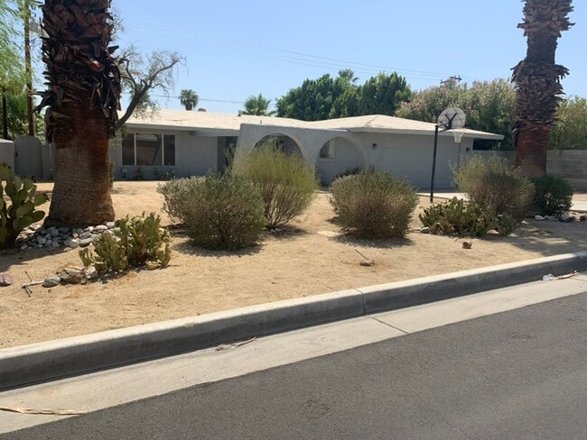 Building Photo - Pet Friendly Palm Desert Home