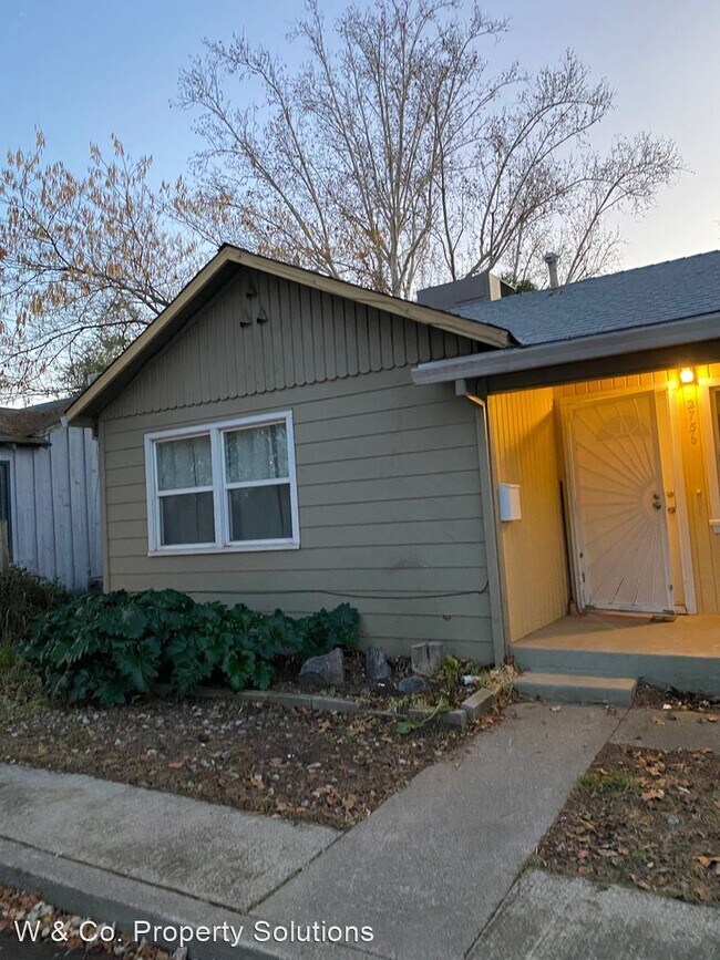 Building Photo - 4 br, 2 bath House - 2756 Oak St