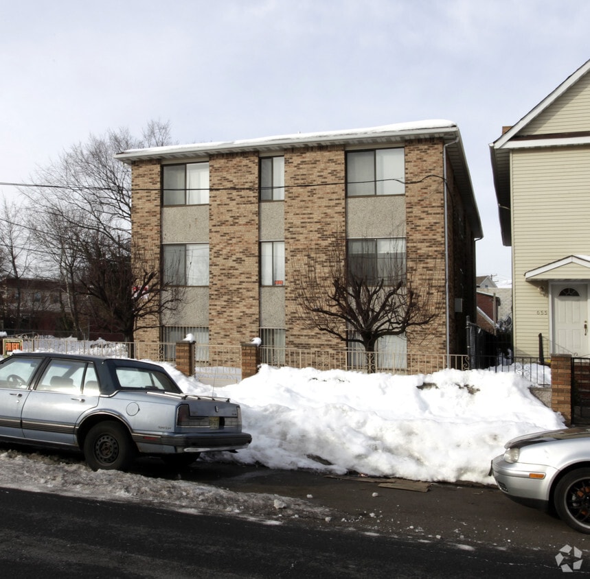Building Photo - 657 S Broad St