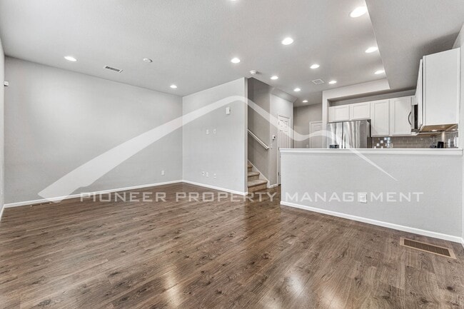 Building Photo - Fantastic Townhome with Attached Garage and Central AC!