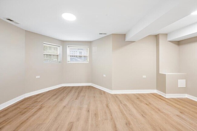 Building Photo - 2 bedroom in Chicago IL 60657