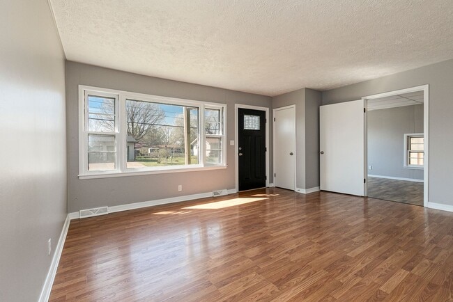 Building Photo - 4 Bedroom | 1 Bathroom | Fenced In Back Ya...