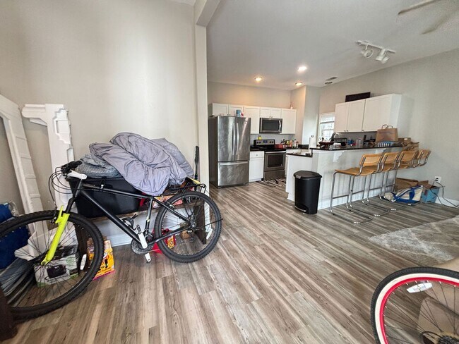 Foto del edificio - Available 8/15. Renovated 4 BR Home Downtown!