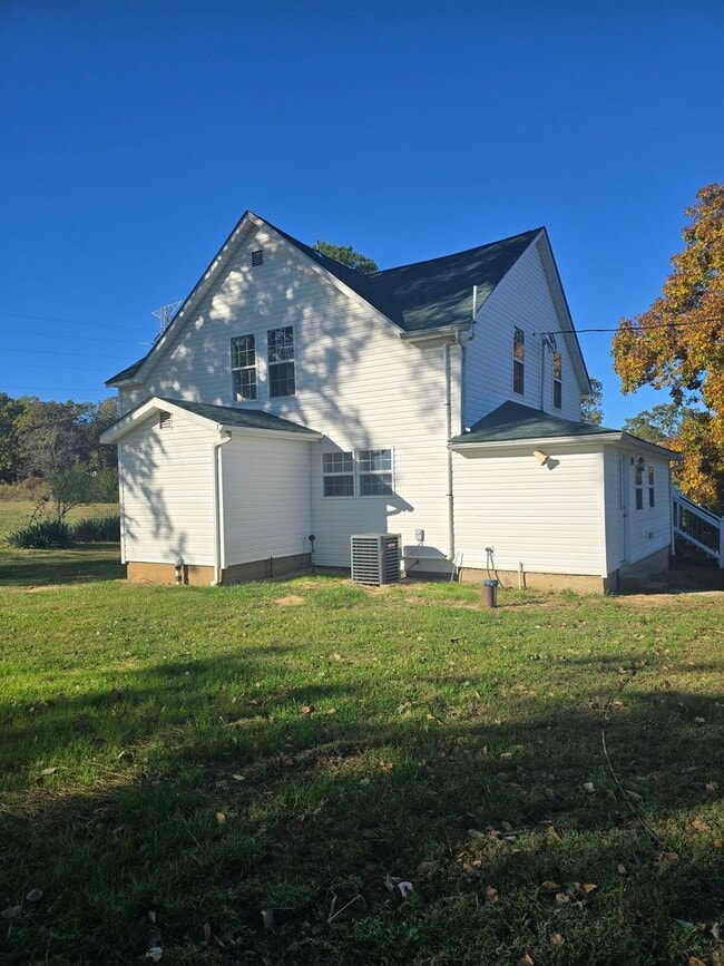 Building Photo - Charming Country Home with 30x40 Shed