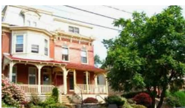 Building Photo - 811 N Van Buren St