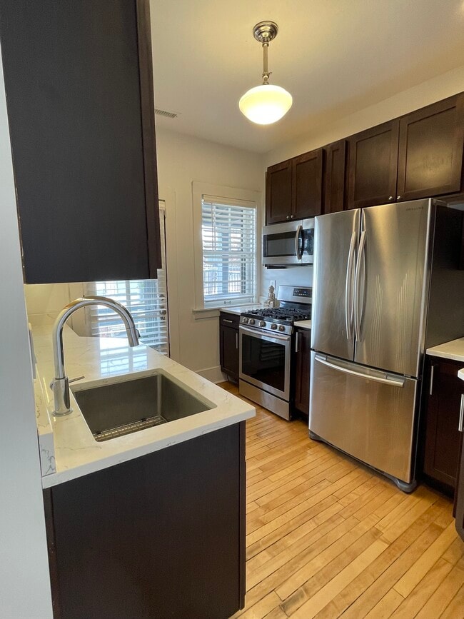 Building Photo - 412 Pleasant St