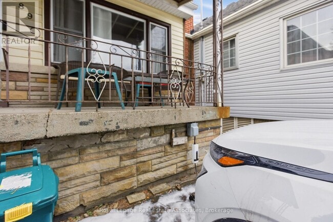 Building Photo - 289 Strathearne Ave