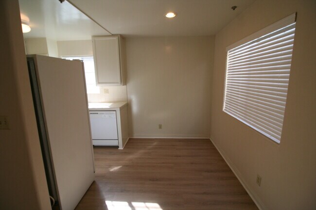 Building Photo - 10387 Almayo Ave