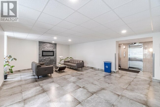 Building Photo - 3065-3065 Queen Frederica Dr