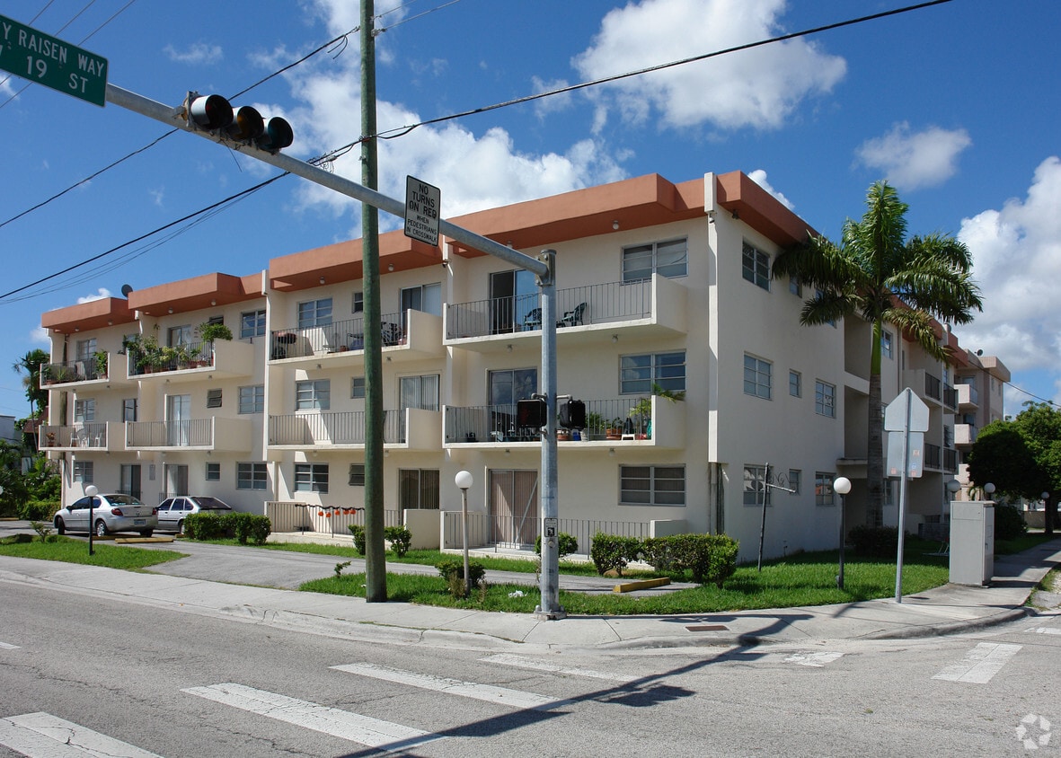 Primary Photo - 1700 SW 19th St