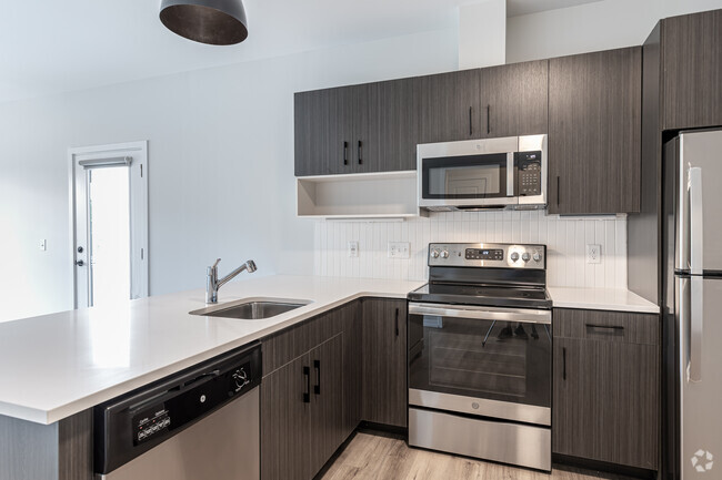 1BR, 1BA - Rosewood - 795SF - Kitchen - Tellus Green