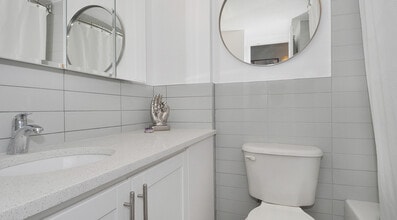 Building Photo - 235 Bay St