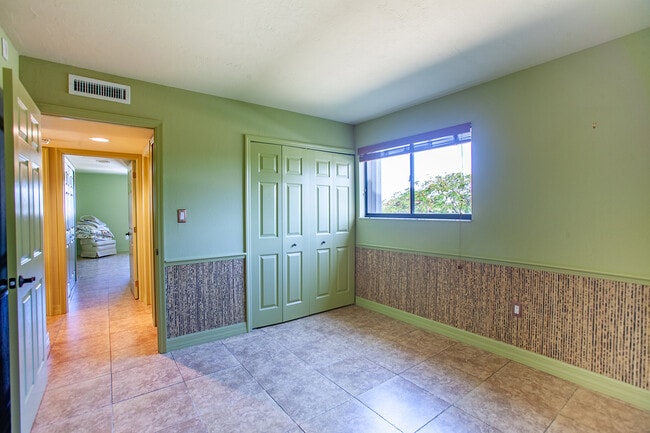 Building Photo - 2121 Collier Ave