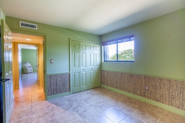 Foto del edificio - 2121 Collier Ave