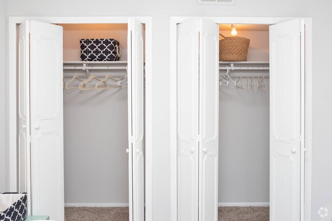 2BR, 1BA - 950 SF - Bedroom - Lexington Square