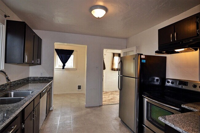 Foto del edificio - Spacious South Tacoma Home with Modern Updates & Fenced Yard