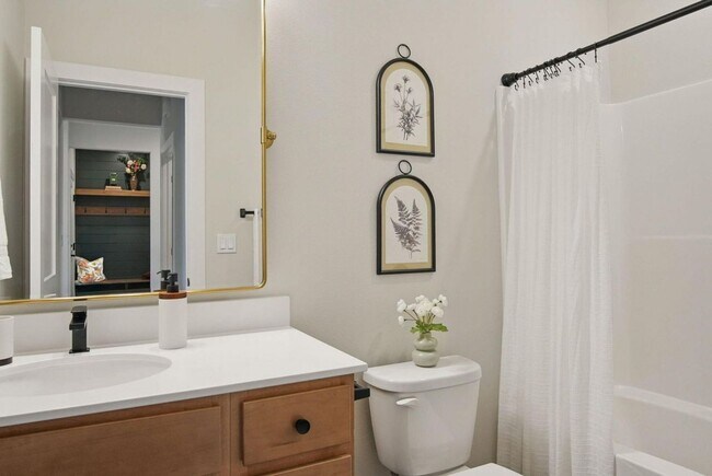 Foto del edificio - 3 Bedroom Townhome Available November 5th,...