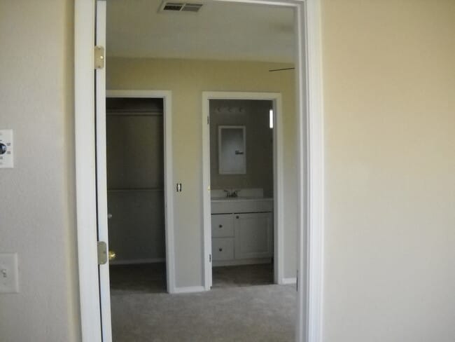 Building Photo - Palominas