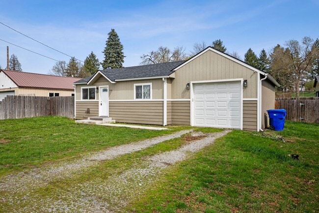 Building Photo - 908 N Vista Rd