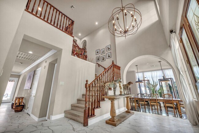 Foto del edificio - Fully Furnished Estate – Where Privacy Mee...