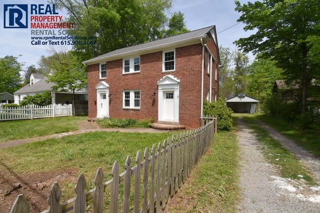 Building Photo - 2BD/1BA duplex-Walk to MTSU! Water & lawnc...