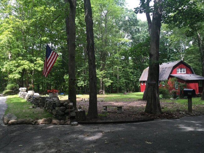 Foto del edificio - 300 Chestnut Hill Rd