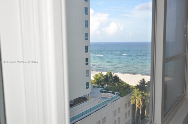 Foto del edificio - 5005 Collins Ave