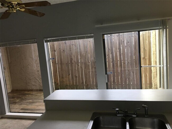 Foto del edificio - 6019 Winsome Ln