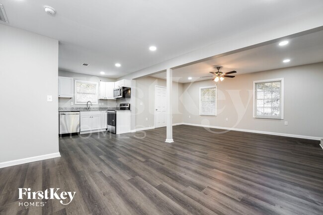Building Photo - 3425 Pinehill Dr
