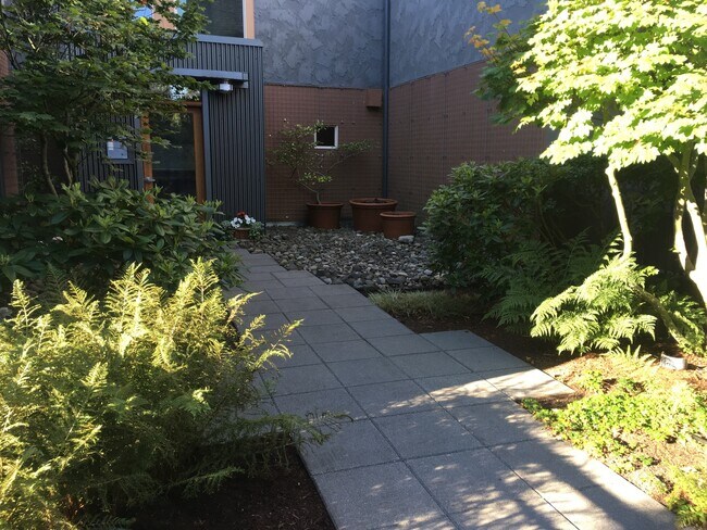 Foto del edificio - Steps from Greenlake..... Come home to thi...