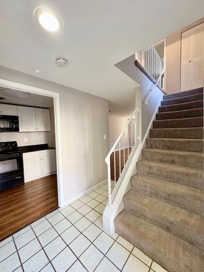 Foto del edificio - Beautiful end-unit townhome. Walkout basem...