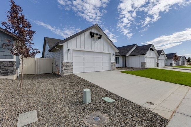 Building Photo - Adorable and affordable attached townhome ...