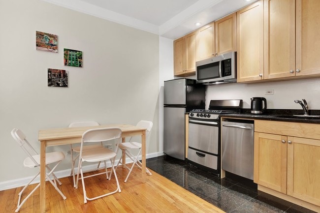 Building Photo - 113 W 13th St