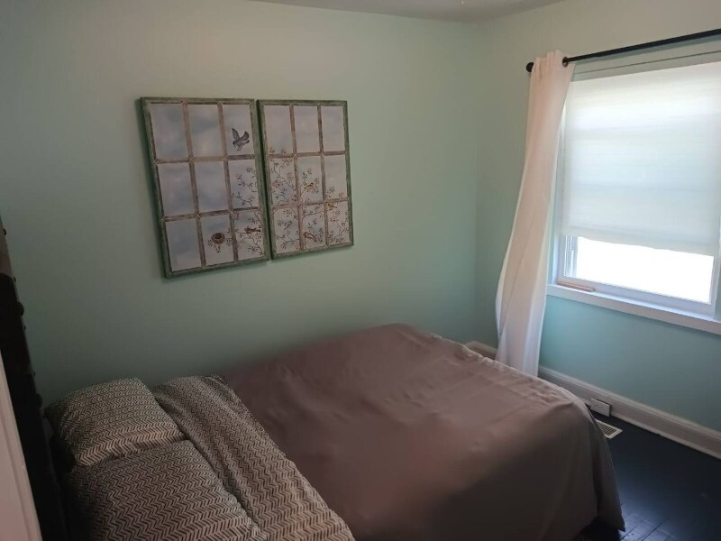 Foto principal - 305 Maywood Ave W