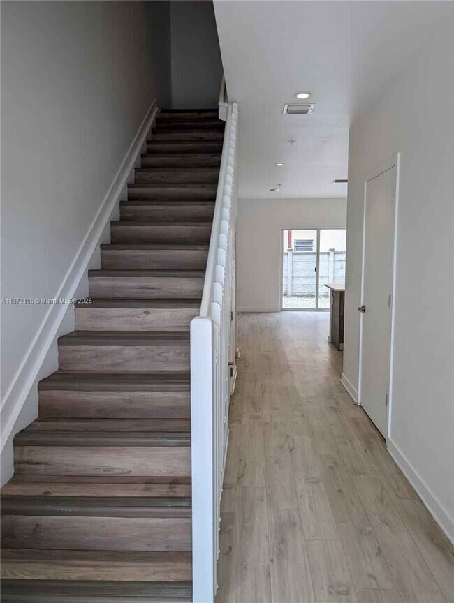 Foto del edificio - 170 NW 158th St