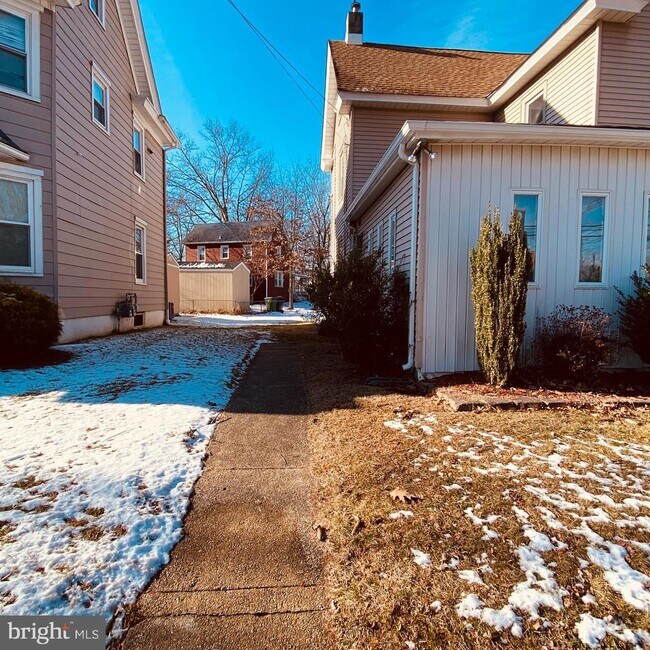 Foto del edificio - 328 S Broadway