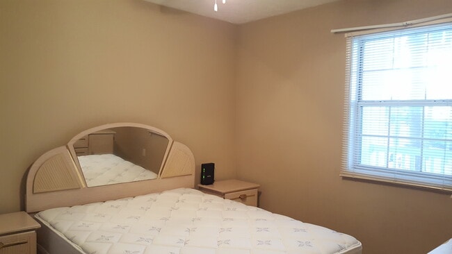 Building Photo - REDUCED! Fully Furnished 1 Bedroom Condo i...