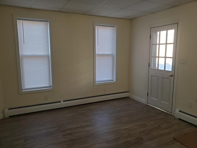 Building Photo - 21 Dubois St