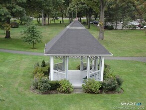 Building Photo - 138 Woodside Green