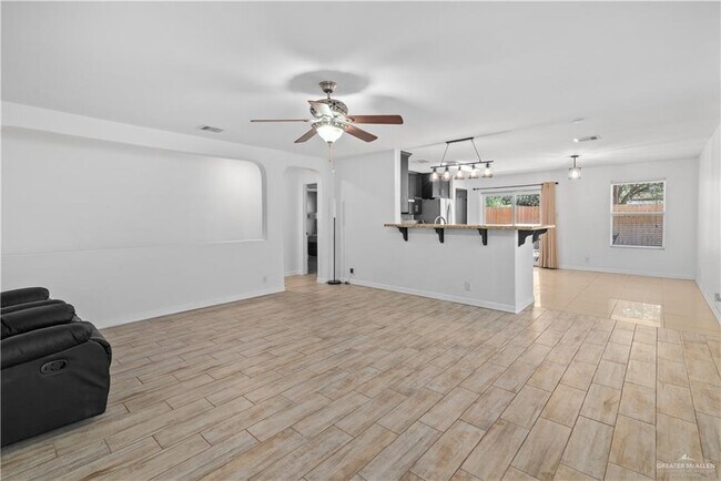 Foto del edificio - 23 Violet Ave