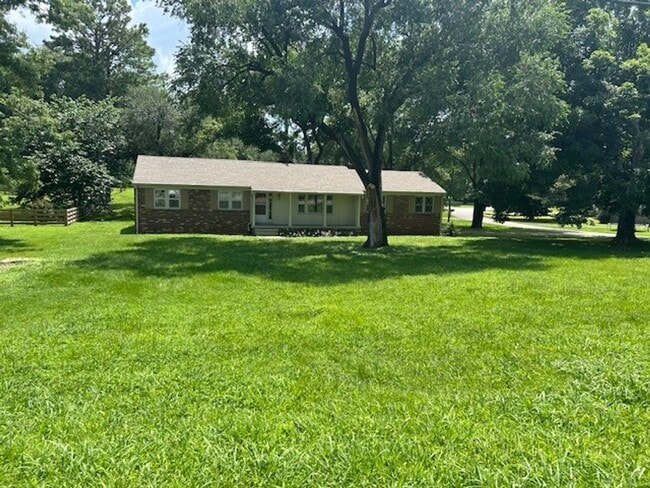Building Photo - 3 BEDROOM IN COLUMBIA!!