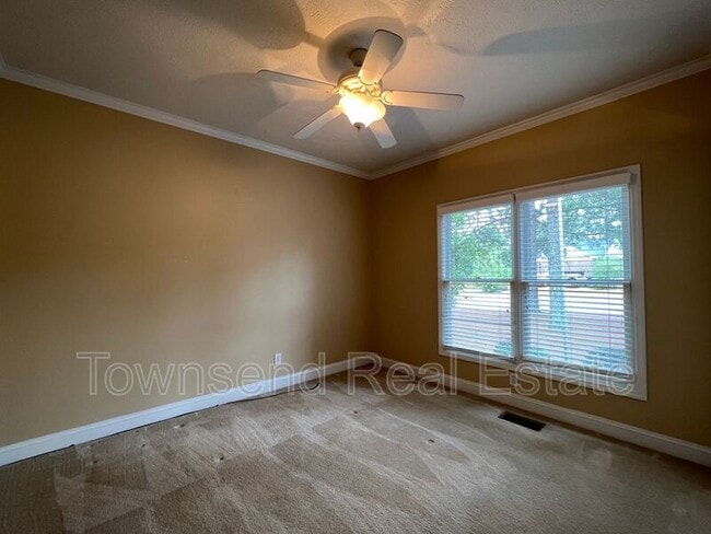 Building Photo - 7049 Pitcairn Dr