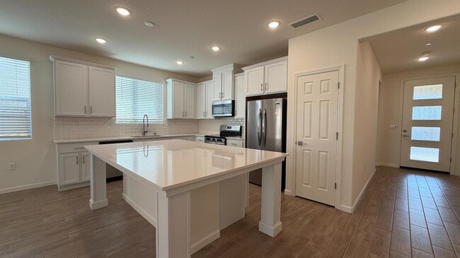 Foto del edificio - 2153 N Renn Ave