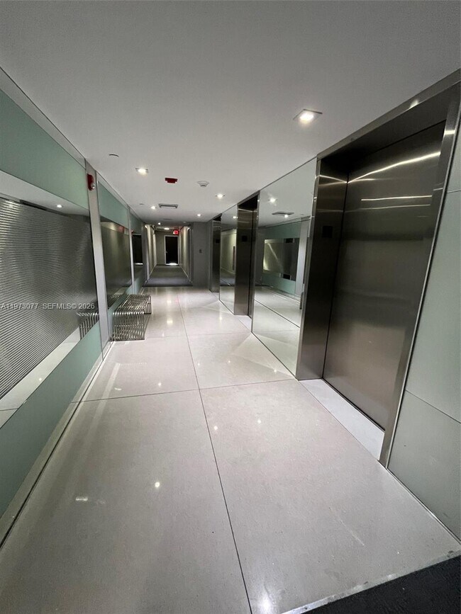 Foto del edificio - 20301 W Country Club Dr