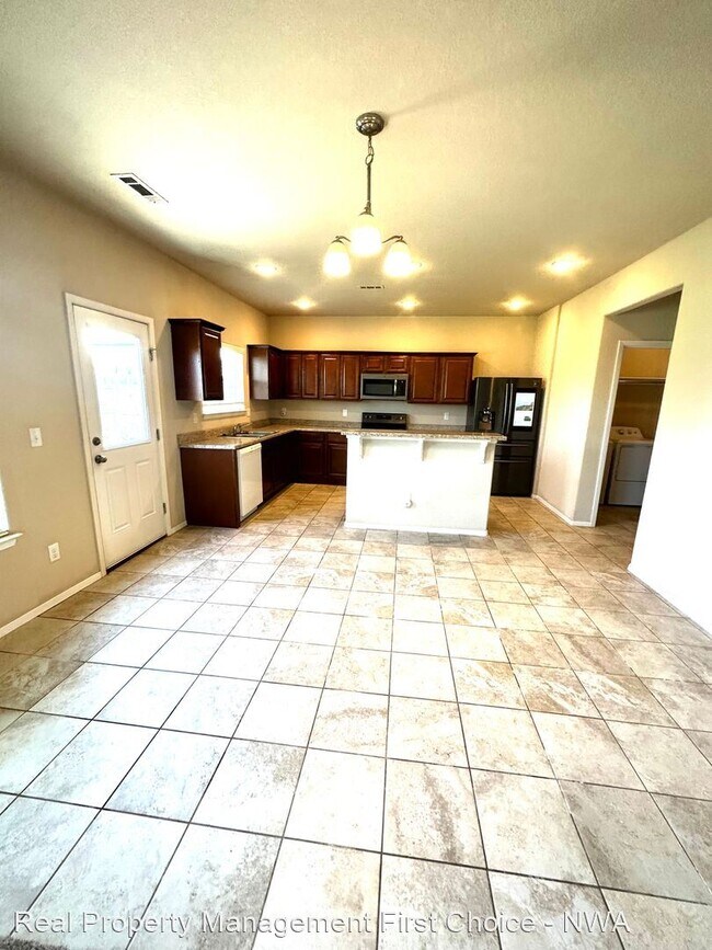 Foto del edificio - 4 br, 2.5 bath House - 901 SW Green World St.