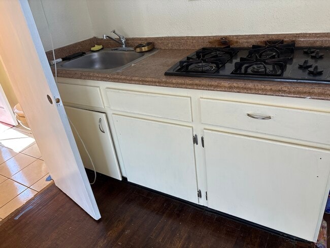 Stove and Sink - 10014 Lemona Ave