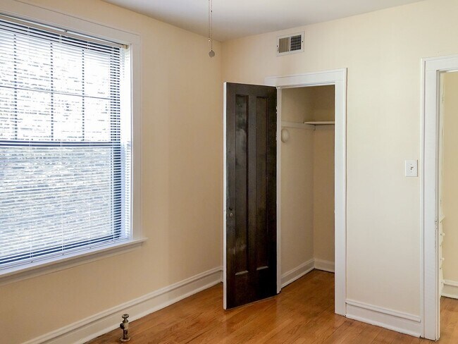 Foto del edificio - 3620 N Marshfield Ave