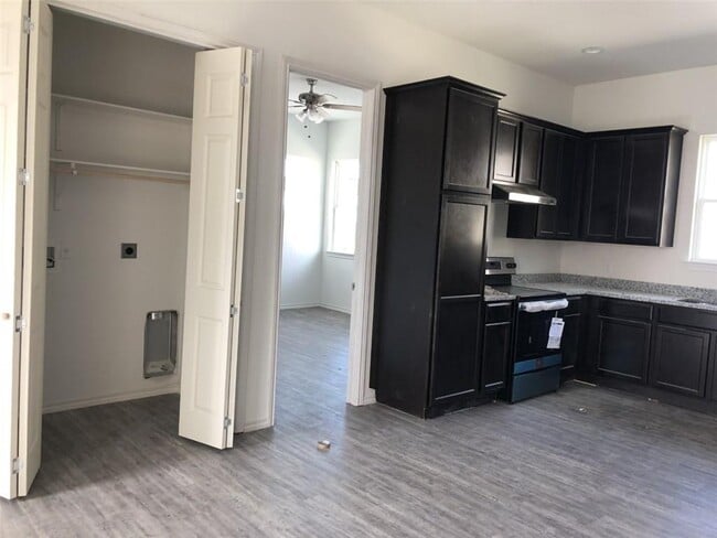 Building Photo - 801 Hallie Cv