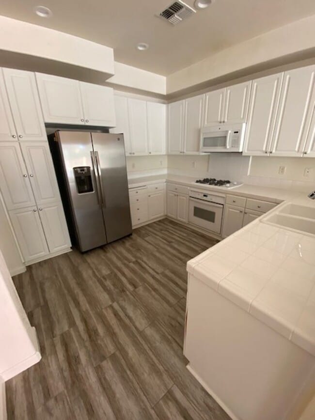 Building Photo - Great Shape Condo in Desirable Livermore CA