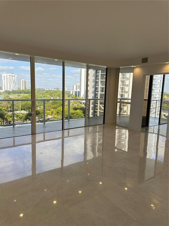 Foto del edificio - 20281 E Country Club Dr
